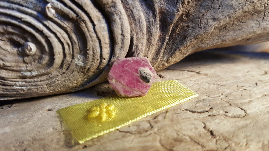 Rubīna kristāls, neapstrādāts,  "Maciņam"  nr 3. Izmērs 1 x 1.3 cm 