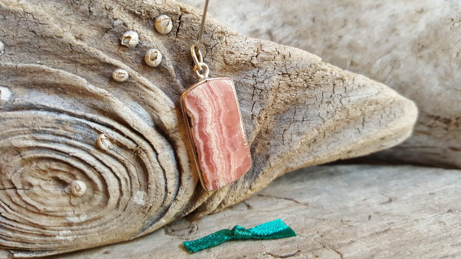 Rodohrozīta kulons "Skaistais" Izmērs 2.5 x 1.4 cm Zaļa bantīte Sudraba krāsas metāls