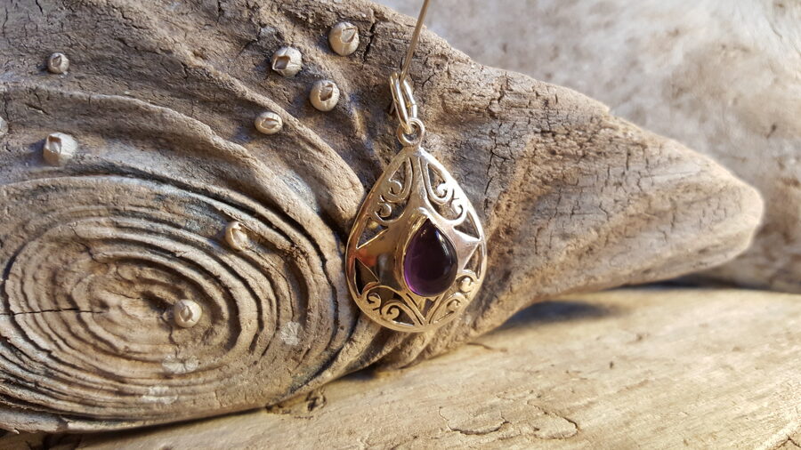 Ametista kulons sudraba krāsas ietvarā "Mierīga diena" nr 1. Izmērs 3 x 2 cm