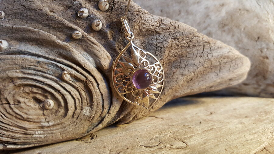 Ametista kulons Sudraba krāsas ietvarā "Mierīga diena" nr 2. Izmērs 3 x 2 cm