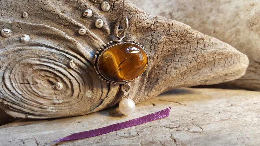 Tīģeracs kulons ar pērli nr 1. Izmērs 3.5 x 2.5 cm Sudraba krāsas metāls Lillā bantīte