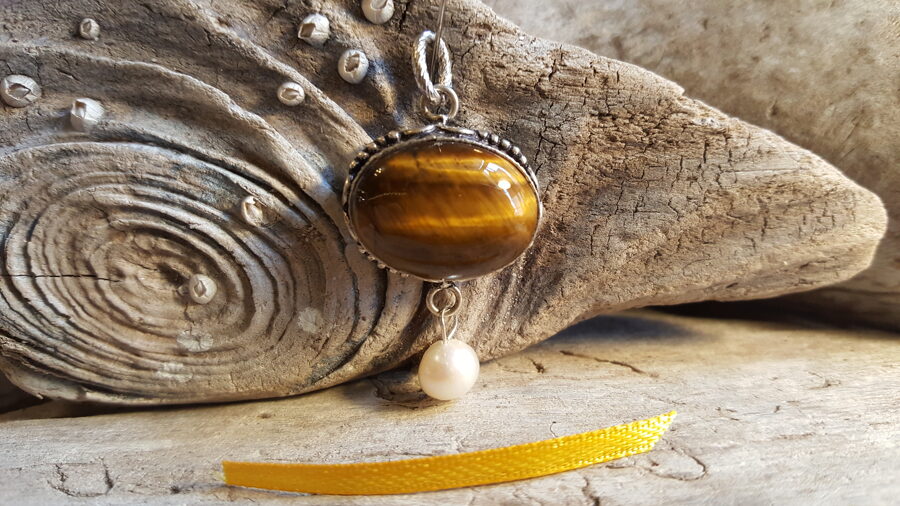 Tīģeracs kulons ar pērli nr 2. Jaunavas aizsargamulets Izmērs 3.5 x 2.5 cm Sudarba krāsas metāls Dzeltena bantīte
