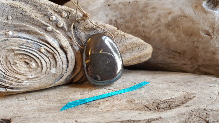 Hematīta kulons "Uzlabot atmiņu" nr 4. Izmērs 3.5 x 2.7 cm Zila bantīte