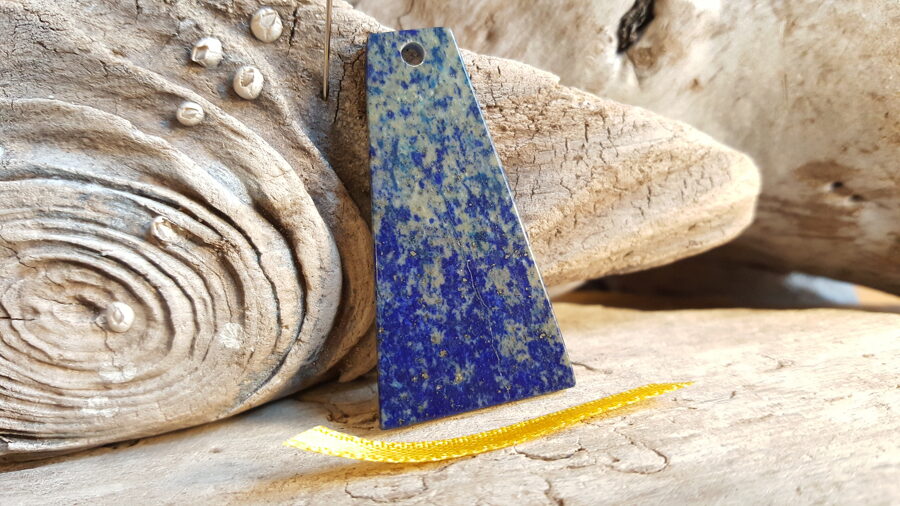 Lazurīta kulons "Gribasspēks" nr 2. Izmērs 4.5 x 2.5 cm Dzeltena bantīte