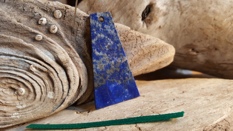 Lazurīta kulons "Gribasspēks" nr 3. Izmērs 4.5 x 2.5 cm Zaļa bantīte