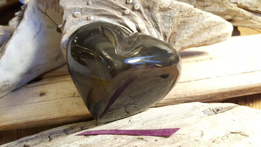 Liela obsidiāna sirds "Varavīksne" nr 1. Izmērs 7 x 5 x 4.5 cm Lillā bantīte