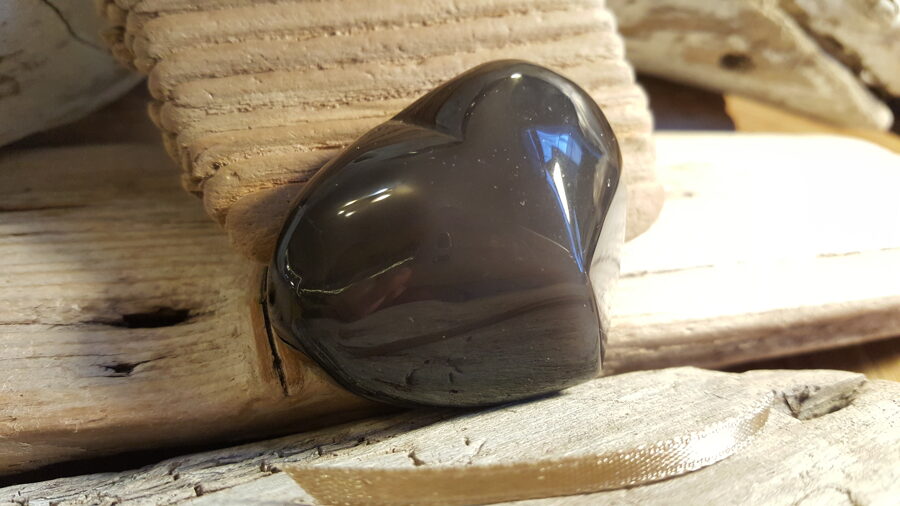 Obsidiāna sirds "Varavīksne" nr 2. Izmērs 5 x 4 x 2 cm Bēšīga bantīte
