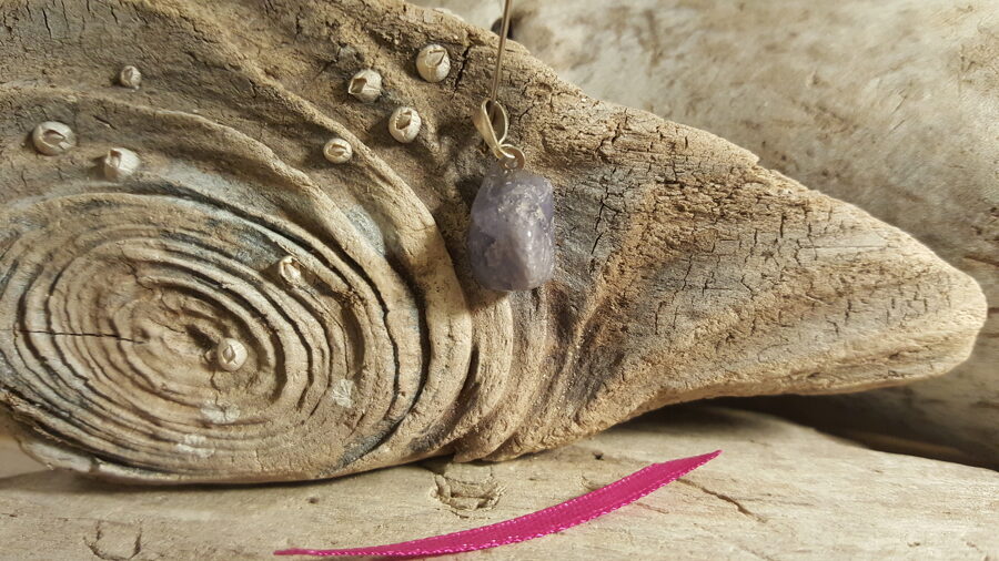Tanzanīta kulons "Stiprais" nr 2. Izmērs 1.5 x 1 cm Rozā bantīte Ar dabīgiem iedobumiem Tanzānijas raktuves