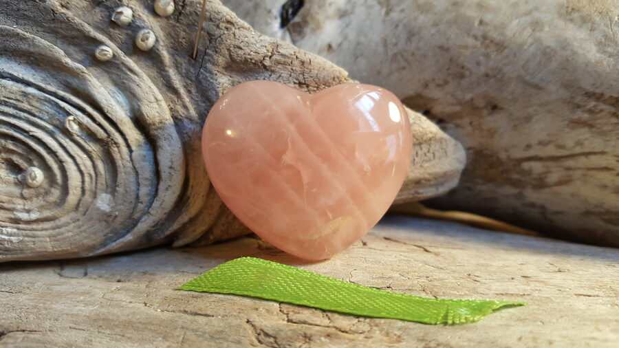 Rozā kvarcs "Mīļā sirds" nr 1. Izmērs 4 x 3.5 cm Zaļa bantīte