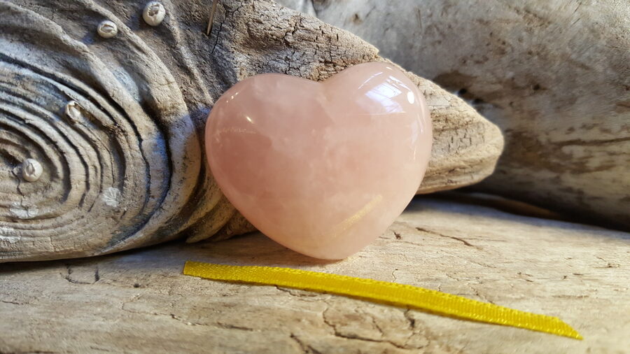 Rozā kvarcs "Mīļā sirds" nr 2. Izmērs 4 x 3.5 cm Dzeltena bantīte