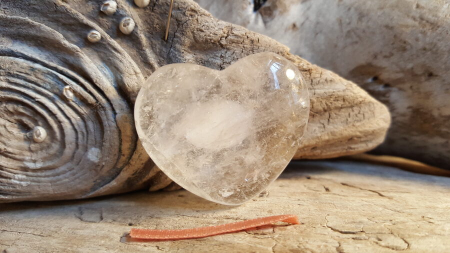 Kalnu kristāla sirds "Dzidrā" izmērs 4 x 3.5 cm Lašu krāsas bantīte