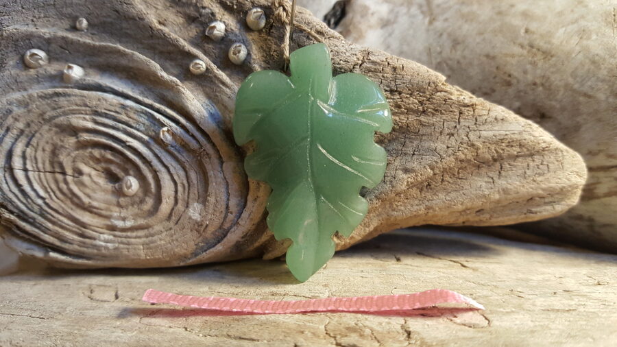 Avanturīna kulons "Mīļā lapiņa" nr 1. Izmērs 4 x 2.7 cm Rozā bantīte