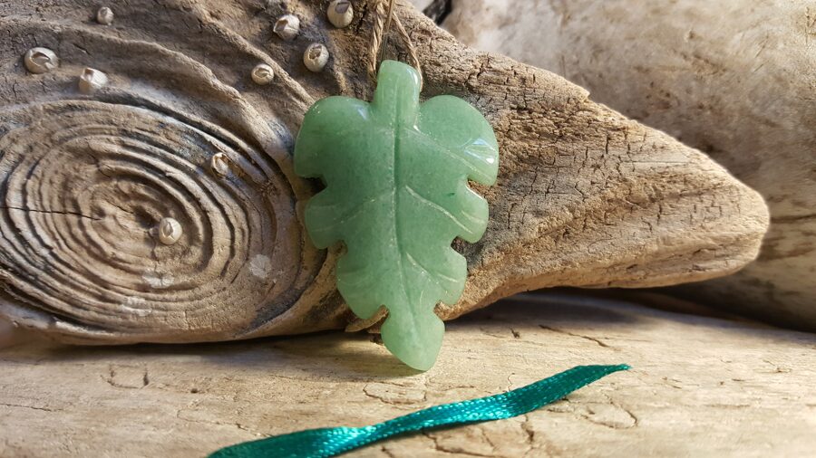 Avanturīna kulons "Mīļā lapiņa" nr 2. Izmērs 4 x 2.7 cm Zaļa bantīte