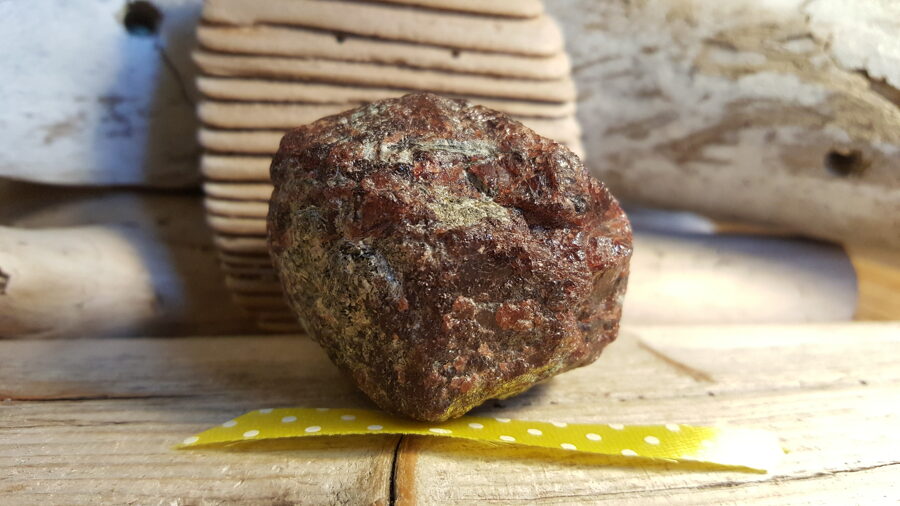 Liels, neapstrādāts un smags granāta kristāls "Biznesam" nr 1.  Izmērs 4.5 x 4 x 4 cm Dzelteni pumpaina bantīte