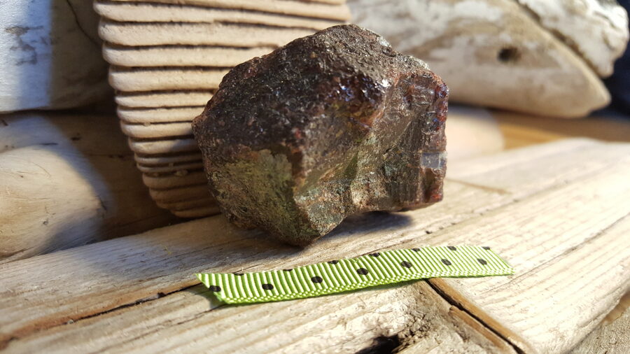 Liels, neapstrādāts un smags granāta kristāls "Biznesam" nr 2. Izmērs 4.5 x 4 x 3.5 cm Zaļi pumpaina bantīte