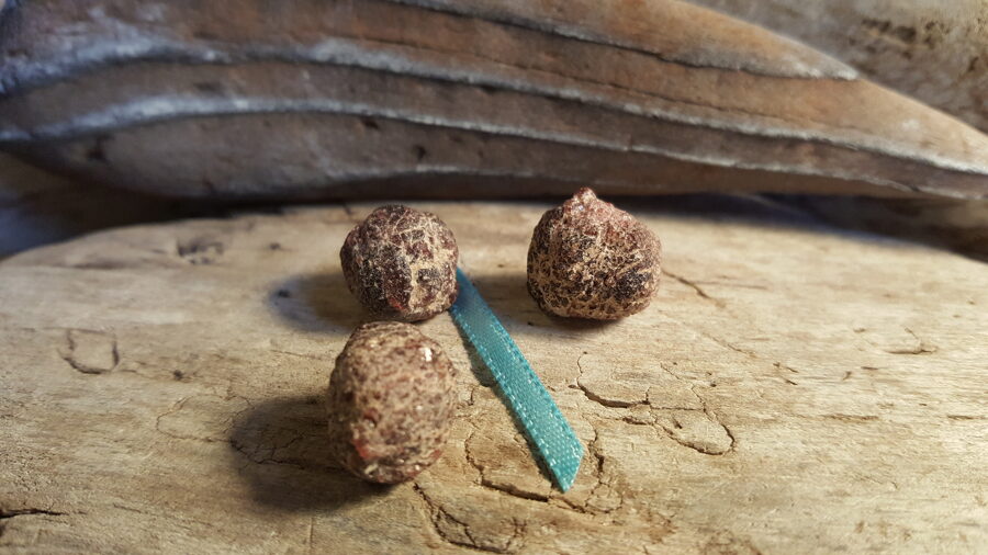 Mazi, neapstrādāti granāta kristāli "Jautrie"nr 2. Izmers 1.7 x 1.6 cm Zila bantīte