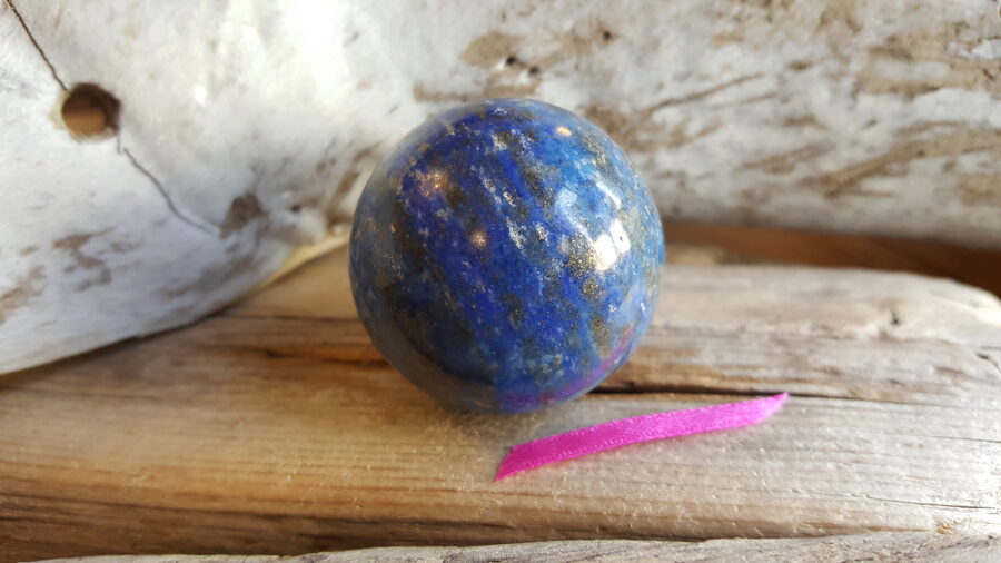 Lazurīta lode ar pirīta iekļāvumiem "Relaksācija" nr 1. Izmērs 3.5 cm Rozā bantīte