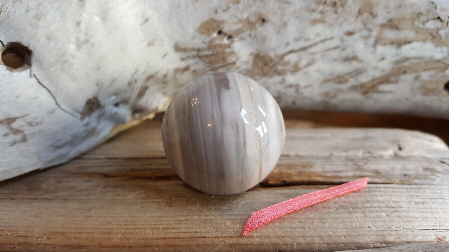 Ahāta lode "Stabilitāte" nr 5. Izmērs 3 cm Lašu krāsas bantīte