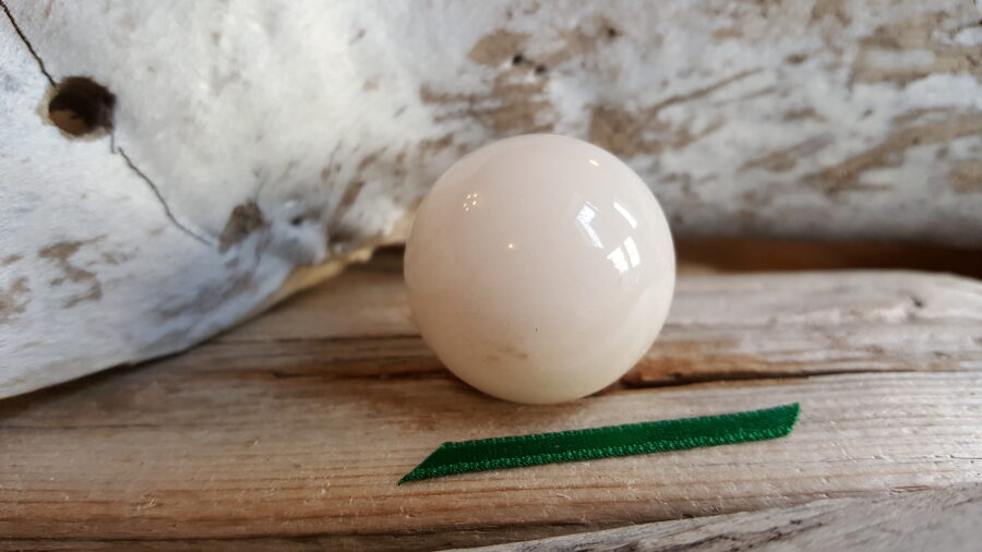 Sniega kvarca lode "Pienainā" nr 2. Izmērs 3 cm Zaļa bantīte Ar dabīgiem iekļāvumiem