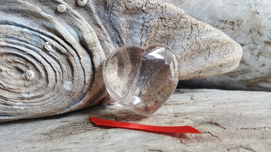 Kalnu kristāla sirds "Mazā dzidrā" nr 1. Izmērs 3 x 2.5 cm Oranž bantīte