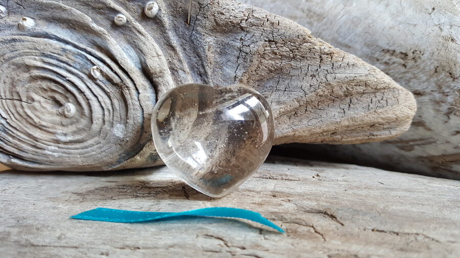 Kalnu kristāla sirds "Mazā dzidrā" nr 3. Izmērs 3 x 2.5 cm Zila bantīte