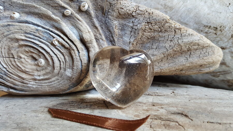 Kalnu kristāla sirds "Mazā dzidrā" nr 4. Izmērs 3 x 2.5 cm Brūna bantīte