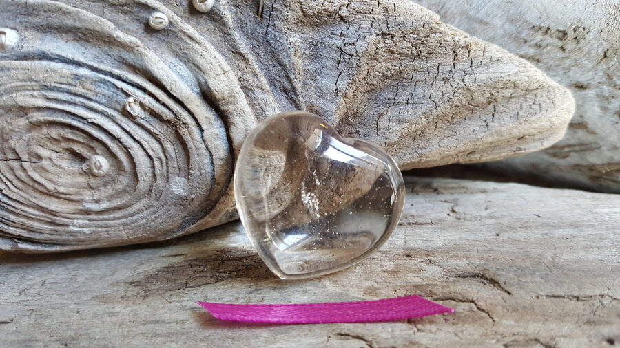 Kalnu kristāla sirds "Mazā dzidrā" 5. Izmērs 3 x 2.5 cm Rozā bantīte