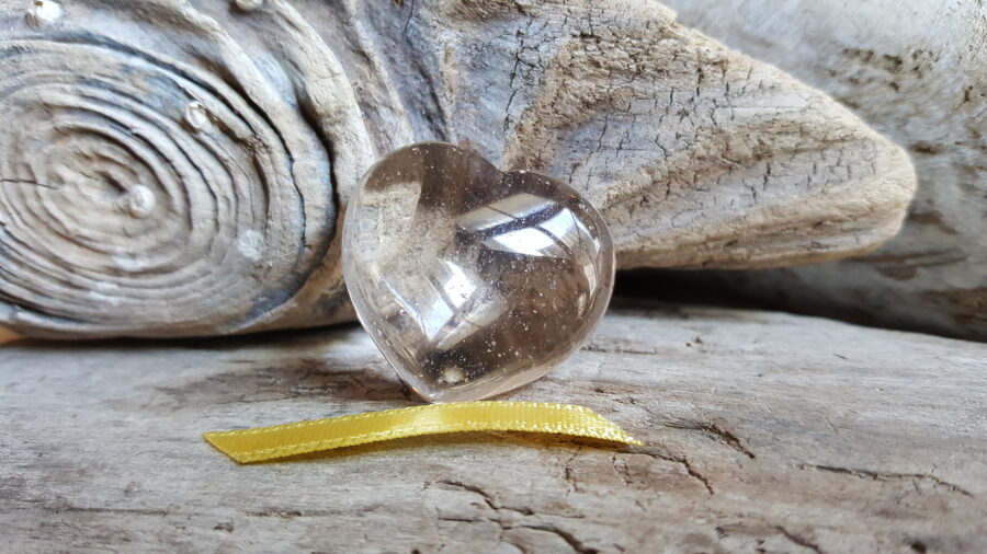 Kalnu kristāla sirds "Mazā dzidrā" nr 6. Izmērs 3 x 2.5 cm Dzeltena bantīte