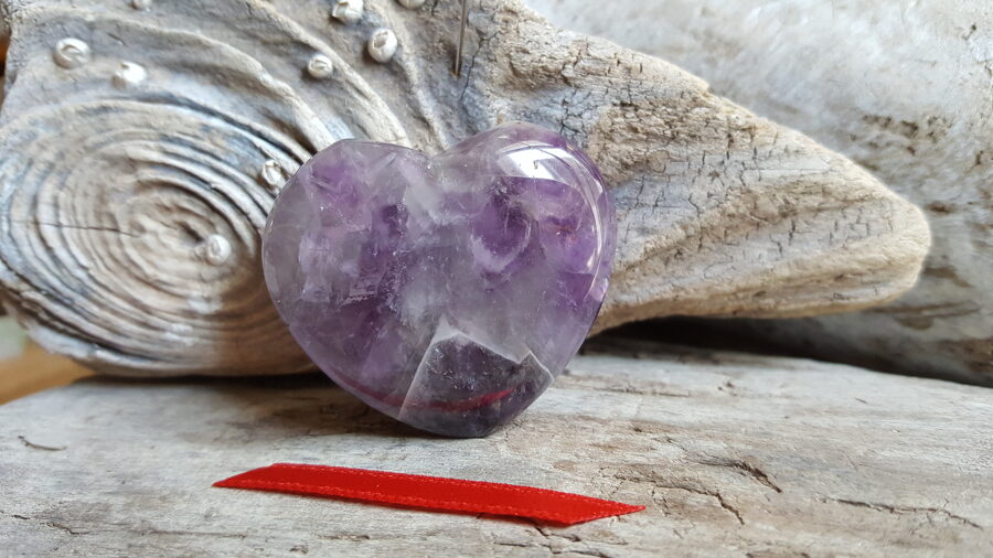 Ametista sirds "Labākam miegam" nr 1. Izmērs 4 x 3.5 cm Sarkana bantīte Ar dabīgiem iekļāvumiem