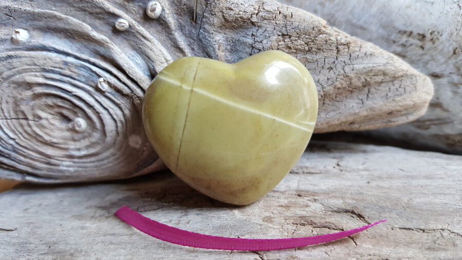 Serpentīna sirds "Veiksme ikdienā" nr 3. Izmērs 4 x 3.5 cm Rozā bantīte