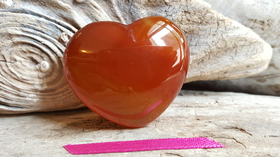 Karneola sirds "Enerģija ikdienai" nr 1. Izmērs 4 x 3.5 cm Rozā bantīte