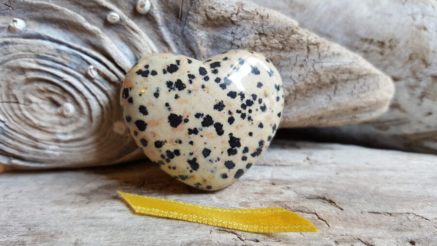 Dalmāciešu jašmas sirds "Raibā" nr 1. Izmērs 4 x 3.5 cm Dzeltena bantīte