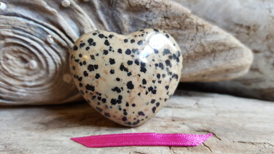 Dalmāciešu jašmas sirds "Raibā" nr 3. Izmērs 4 x 3.5 cm Rozā bantīte