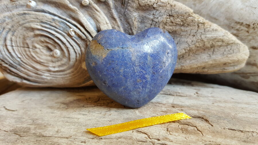 Zilā kvarca sirds nr 1. Izmērs 4 x 3.5 cm Dzeltena bantīte