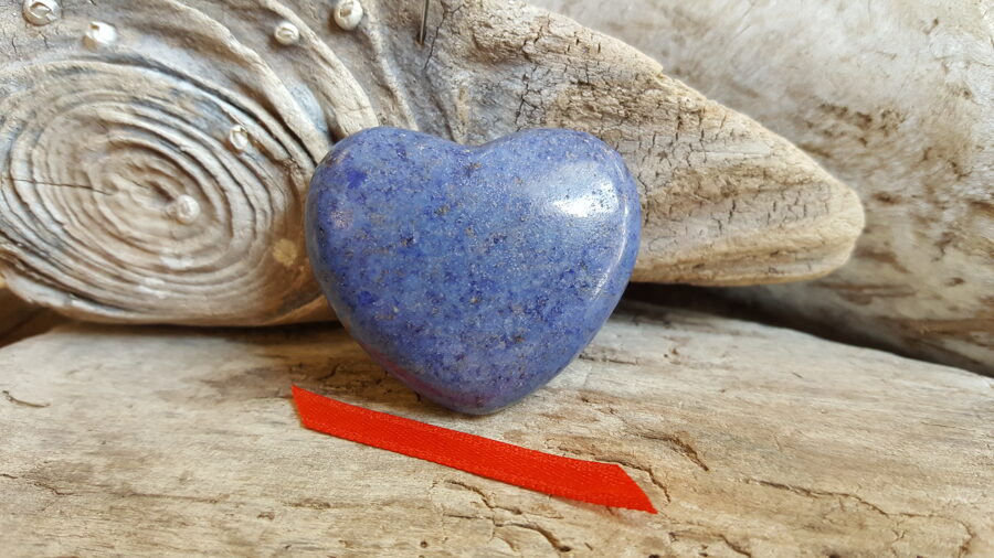 Zilā kvarca sirds nr 2. Izmērs 4 x 3.5 cm Sarkana bantīte