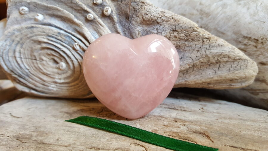 Rozā kvarca sirds "Atrast mīlestību" nr 1. Izmērs 4 x 3.5 cm Zaļa bantīte
