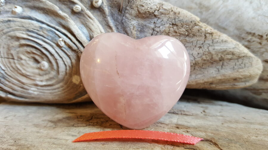 Rozā kvarca sirds "Atrast mīlestību"nr 2. Izmērs 4 x 3.5 cm Rozā bantīte