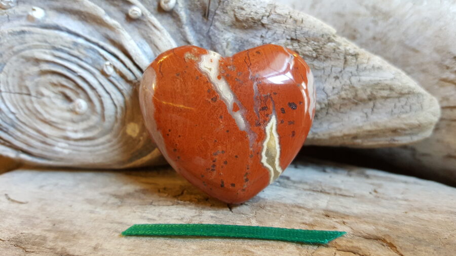 Sarkanās jašmas sirds "Priecīga diena" nr 4. Izmērs 4 x 3.5 cm Zaļa bantīte