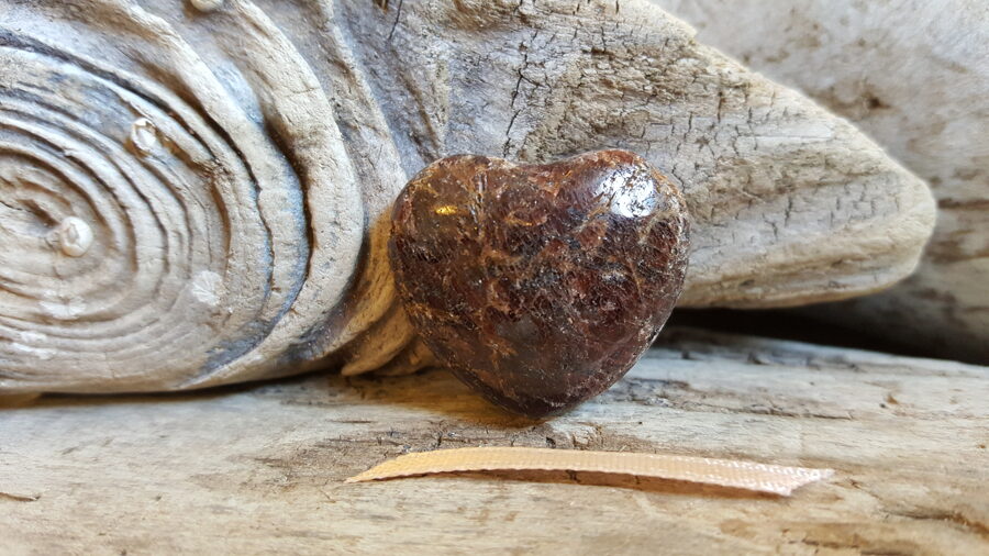 Granāta (almandīns) sirds "Iekšējs spēks" nr 2.  Izmērs 2.8 x 2.5 cm Bēšīga bantīte Ar dabīgām švīkām