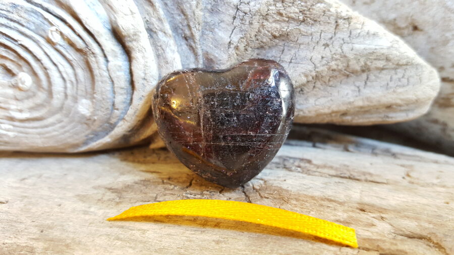 Granāta (almandīns) sirds "Iekšējs spēks" nr 3.  Izmērs 2.8 x 2.5 cm Dzeltena bantīte Ar dabīgām švīkām