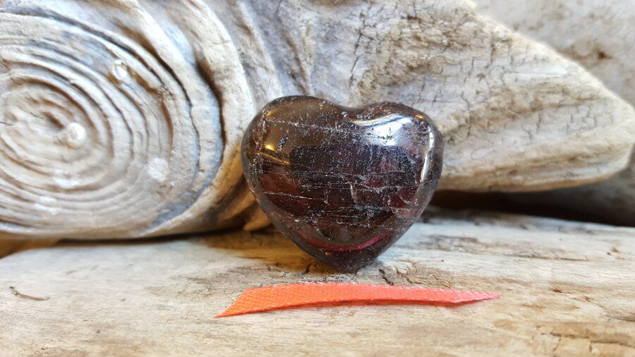 Granāta (almandīns) sirds "Iekšējs spēks" nr 5. Izmērs 2.8 x 2.5 cm Lašu krāsas bantīte bantīte Ar dabīgām švīkām