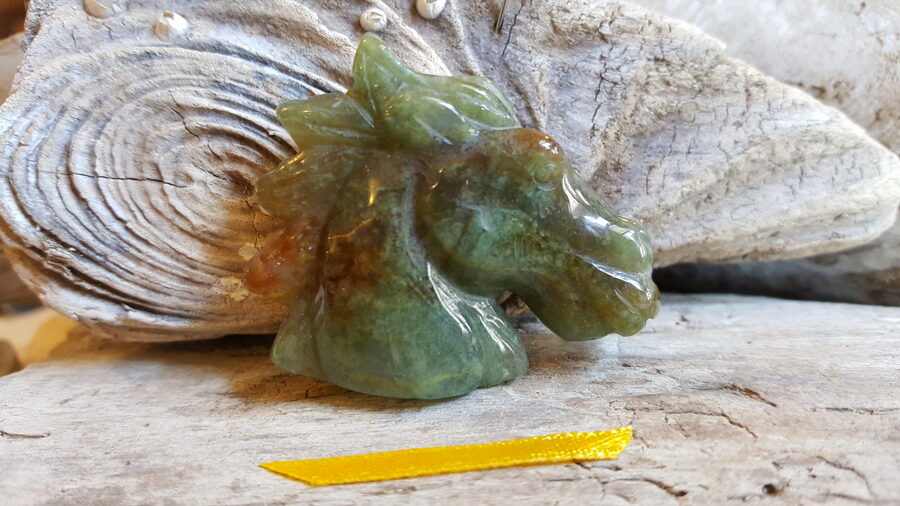 Sūnu ahāta figūra "Mīļais zirgs" Izmērs 3.7 x 4.5 x 1.5 cm Dzeltena bantīte