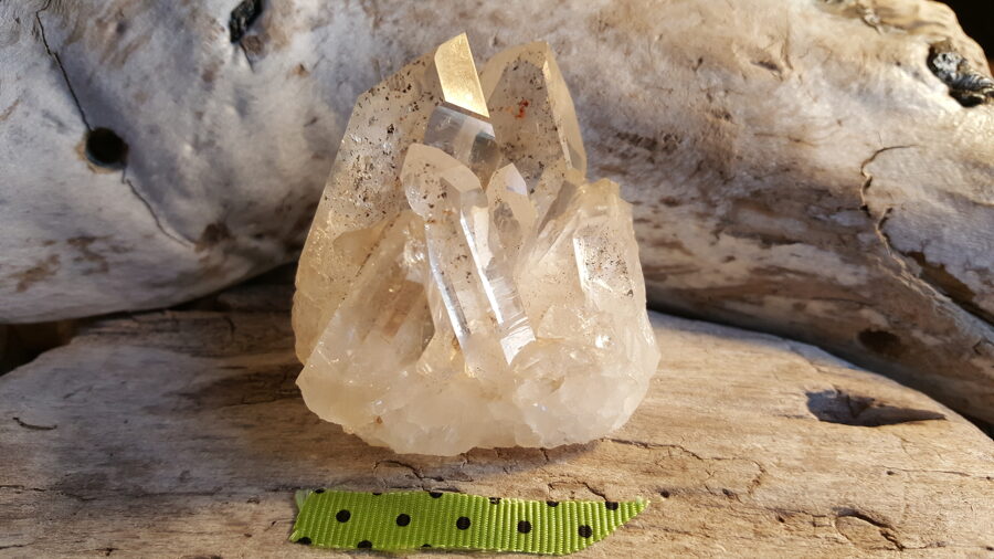 Kalnu kristāla prizma "Mājokļa aizsardzība" nr 2. Izmērs 5 x 5 x 4 cm Zaļī pumpaina bantīte Ar dabīgiem iekļāvumiem, neapstrādāta