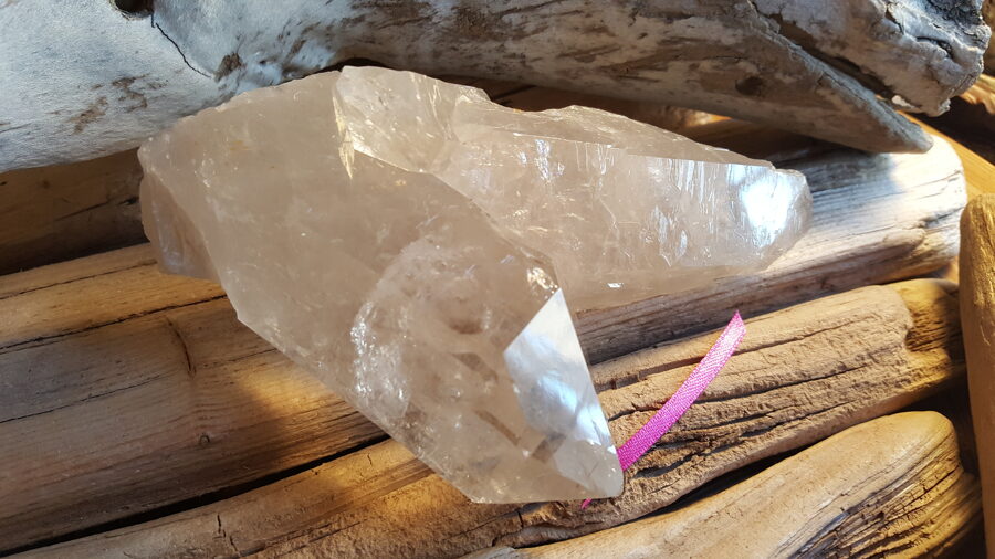 Kalnu kristāla prizma "Mājokļa aizsardzība" nr 3. Izmērs 14 x 7 cm Rozā bantīte Ar dabīgiem iekļāvumiem, neapstrādāta