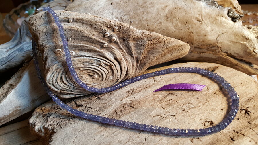 Tanzanīta krelles "Slīpētās" nr 1. Garums 42 cm + ķēdīte Lillā bantīte Rets akmens