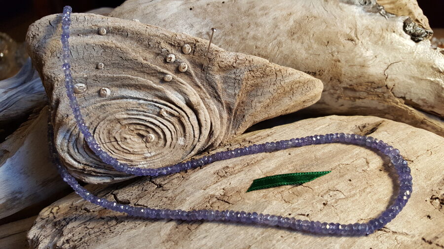 Tanzanīta krelles "Slīpētās" nr 2. Izmērs 41 cm + ķēdīte Zaļa bantīte Rets akmens