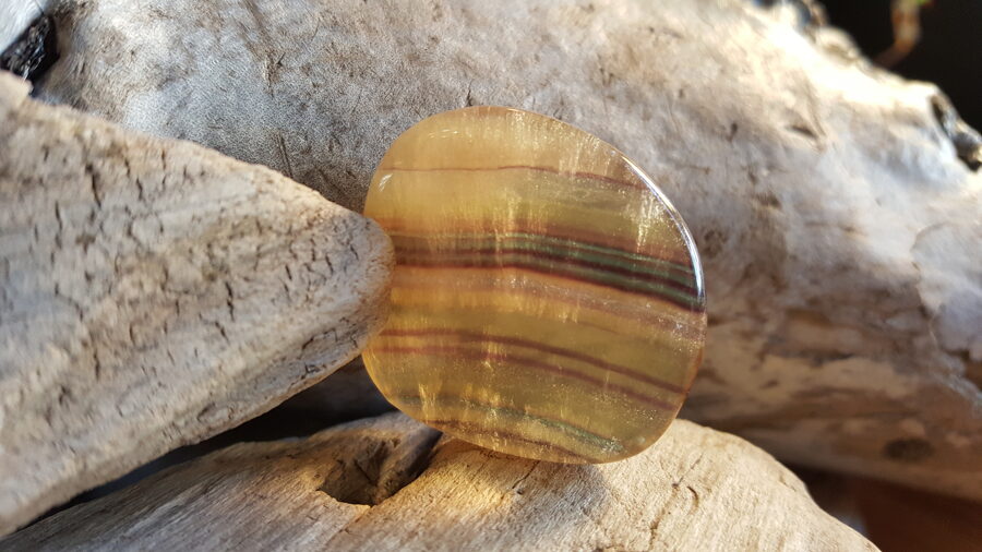 Fluorīta olis Nr 8. Izmērs 3.4 x 3.2 cm.  Zivs Ūdensvīrs Mežāzis