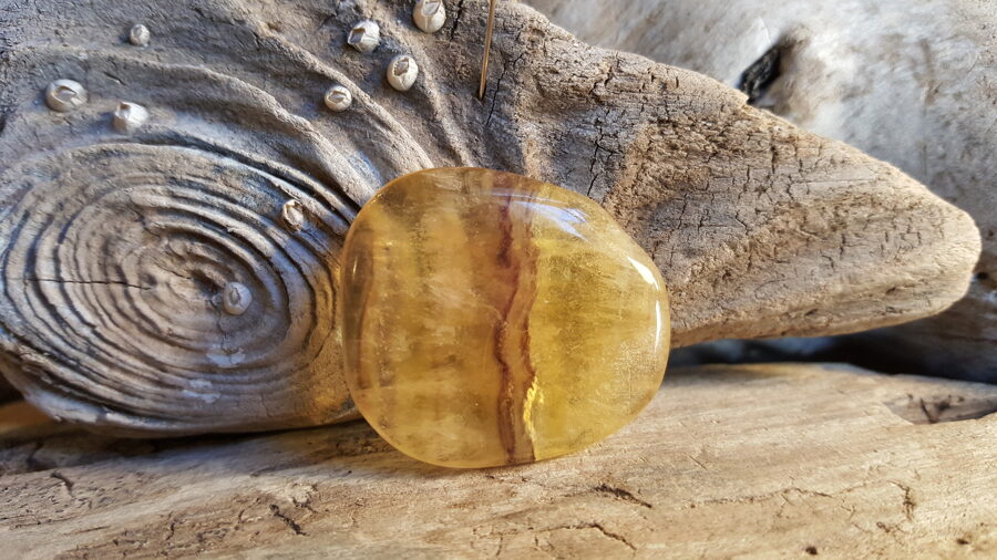 Fluorīta olis, plakans Nr 1. Izmērs 3.5 x 3.2 cm.  Zivs Ūdensvīrs Mežāzis