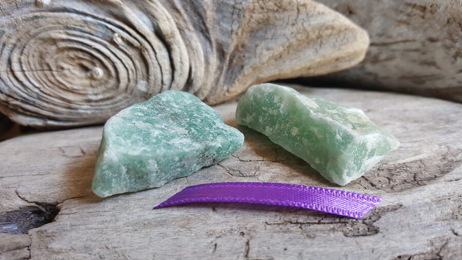 Neapstrādāti avanturīna gabali "Palīgs biznesā" nr 2. Izmērs 4 x 2.5 un 3.5 x 3 cm Lillā bantīte