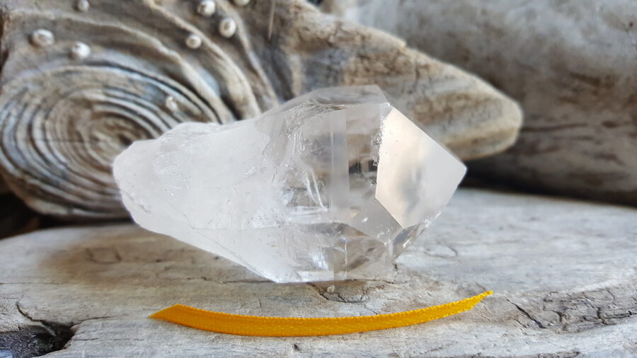 Neapstrādāts kalnu kristāls " Izaugsme" nr 2. Izmērs 6 x 4 x 3 cm Dzeltena bantīte Ar dabīgiem nošķēlumiem un iekļāvumiem